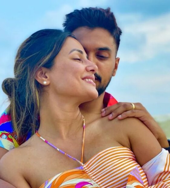 এদিকে হিনার কেরিয়ারের পাশাপাশি তাঁর ব্যক্তিগত জীবনও খবরের শিরোনামে থাকে। সকলেই হয়তো জানেন যে, গত ১১ বছর ধরে রকি জয়সওয়ালের সঙ্গে ডেট করছেন তিনি। তবে এখনও বিবাহবন্ধনে আবদ্ধ হননি রকি-হিনা। যদিও ভিন ধর্মে বিয়ের কারণে বারবার ট্রোলের মুখে পড়তে হয়েছে তাঁদের। কিন্তু এই পরিস্থিতিতে তাঁদের সম্পর্ক কি জায়গায় থাকবে, তা নিয়ে প্রশ্ন তুলছেন নেটিজেনরা। তাই সেই প্রসঙ্গেই নীরবতা ভেঙেছেন রকি।