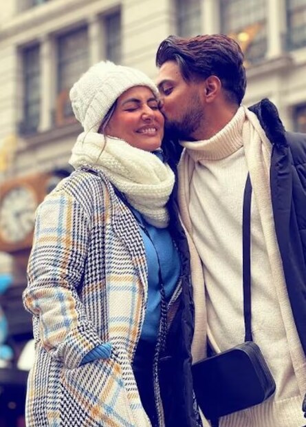 দু’জনেই নিজেদের অটুট ভালবাসার কথা অনেক বার প্রকাশ করেছেন। একটি সাক্ষাৎকারে রকি বলেছিলেন যে, হিনার সঙ্গে লিভ-ইন রিলেশনশিপেই তিনি খুশি। তাঁদের অবশ্যই কোনও সামাজিক স্বীকৃতি নেই। আসলে তাঁরা কেউই বিয়েতে বিশ্বাস করেন না।একই সুর শোনা গিয়েছিল পর্দার অক্ষরা-র কথায়। রকিকে কবে বিয়ে করবেন, পিঙ্কভিলা-র এই প্রশ্নের উত্তরে হিনা বলেছিলেন, “আমরা দু’জনেই মানসিক ভাবে স্বামী-স্ত্রীর মতো। তাই কোনও শো-অফের প্রয়োজন নেই আমাদের।” 