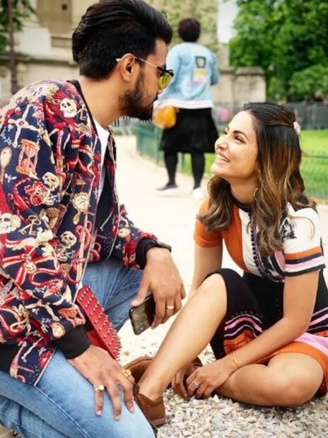 হিনার প্রতি রকির গভীর ভালবাসা দেখে মুগ্ধ নেটাগরিকরাও। সংবাদমাধ্যমের প্রতিবেদন অনুযায়ী, হিনা-রকির আলাপ হয়েছিল জনপ্রিয় টিভি শো ‘ইয়ে রিশতা কেয়া কেহলাতা হ্যায়’-এর সেটে। এই শোয়ে মুখ্য ভূমিকায় অভিনয় করেছিলেন হিনা। আর রকি ছিলেন ওই শোয়ের সুপারভাইজিং প্রোডিউসার। ফলে সেখান থেকেই দুজনের প্রেমের সফর শুরু হয়। হিনা ও রকিকে হামেশাই একে অপরের সঙ্গে সময় কাটাতে দেখা যায়।