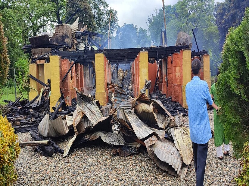 বন দফতরের পক্ষ থেকে অগ্নিকাণ্ডের ঘটনায় তদন্ত করার জন্য একটি কমিটি গঠন করা হয়। সেই সঙ্গে এই বনবাংলোকে পুনরায় নিজের জায়গায় ফিরিয়ে আনার বিষয়েও আলোচনা শুরু হয় দফতরের অন্দরেই। সূত্রের খবর, এই বনবাংলোকে আবার স্বমহিমায় ফিরিয়ে আনার বিষয়ে সিদ্ধান্ত নেওয়া হয়েছে। সবকিছু আগের মতো করেই করা হবে। তবে যা কিছুই হোক না কেন, তা হবে বন দফতর ও পরিবেশ দফতরের আইন মেনেই। 