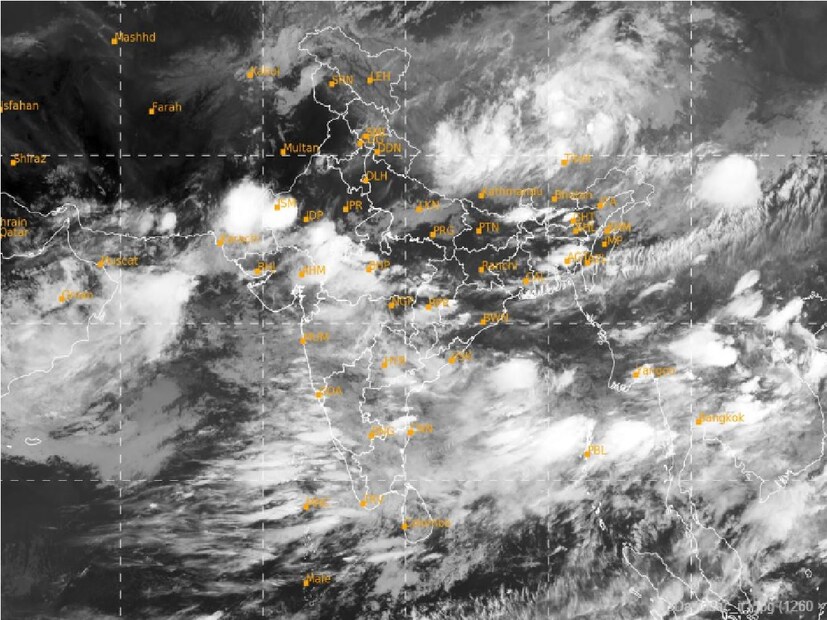 এই নিম্নচাপের কারণে দক্ষিণবঙ্গের সব জেলায় ভারী থেকে অতি ভারী বৃষ্টির সম্ভাবনা রয়েছে। সেইসঙ্গে বজ্রপাতেরও সর্তকতা দিয়েছে হাওয়া অফিস। দক্ষিণবঙ্গের পাশাপাশি উত্তরবঙ্গের পার্বত্য অঞ্চলের জেলাগুলিতে বিক্ষিপ্ত ভারী বৃষ্টির চলবে। উত্তর থেকে দক্ষিণবঙ্গ সব জেলাতেই বজ্রবিদ্যুৎ-সহ বৃষ্টি।