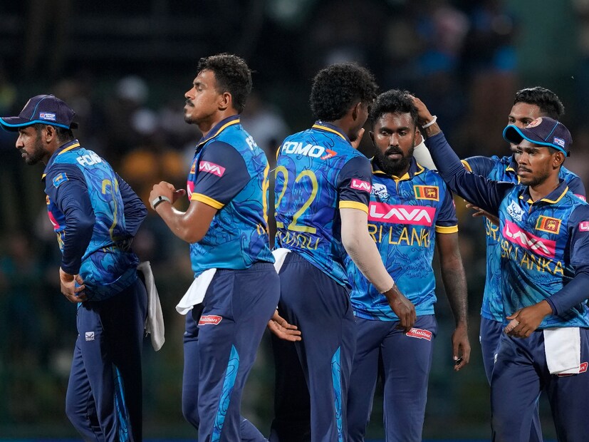 গত ডিসেম্বরে শ্রীলঙ্কার একদিনের অধিনায়ক হয়েছিলেন কুশল মেন্ডিস। তাঁর অধিনায়কত্বে ৮টি ম্যাচ খেলে ৬টি জিতেছিল শ্রীলঙ্কা। তারপরও কেন তাঁকে সরিয়ে দেওয়া হল তা নিয়ে থাকছে প্রশ্ন। এছাড়া শ্রীলঙ্কার একদিনের দলে ফিরেছেন আকিলা ধনঞ্জয়, চামিকা করুণারত্নে ও নিশান মদুষ্কার মত অভিজ্ঞরা।