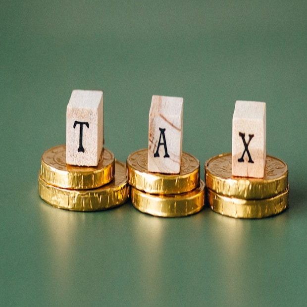 ১) আয়কর ই-ফাইলিং ওয়েবসাইট ওপেন করতে হবে - https://www.incometax.gov.in/iec/foportal/ এবং নিজেদের প্যান নম্বর এবং পাসওয়ার্ড দিয়ে লগ ইন করতে হবে।২) এর পরে ফাইল ইনকাম ট্যাক্স রিটার্নে ক্লিক করতে হবে।