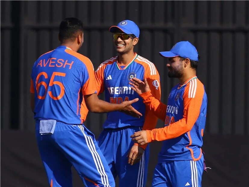 টি-২০ বিশ্বকাপ জয়ী  দলের সদস্যদের প্রথম ১১-তে অন্তর্ভুক্তির জন্য তৃতীয় ম্যাচে একাধিক বদল করতে হয়েছিল ভারতীয় টিম ম্যানেজমেন্টকে। তবে চতুর্থ ম্যাচে উইনিং কম্বিনেশন ভাঙা হবে কিনা তা নিয়ে একটা প্রশ্ন চিহ্ন থেকেই যাচ্ছে।