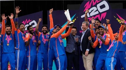 এর পরে অগস্ট মাসের শুরুতেই তিন ম্যাচের এক দিনের সিরিজ খেলবে ভারত। বিরাট এবং রোহিত সেই সিরিজ থেকেই ভারতের জার্সি গায়ে ফিরতে পারেন। এর পরে অগস্ট মাসের শুরুতেই তিন ম্যাচের এক দিনের সিরিজ খেলবে ভারত। বিরাট এবং রোহিত সেই সিরিজ থেকেই ভারতের জার্সি গায়ে ফিরতে পারেন।