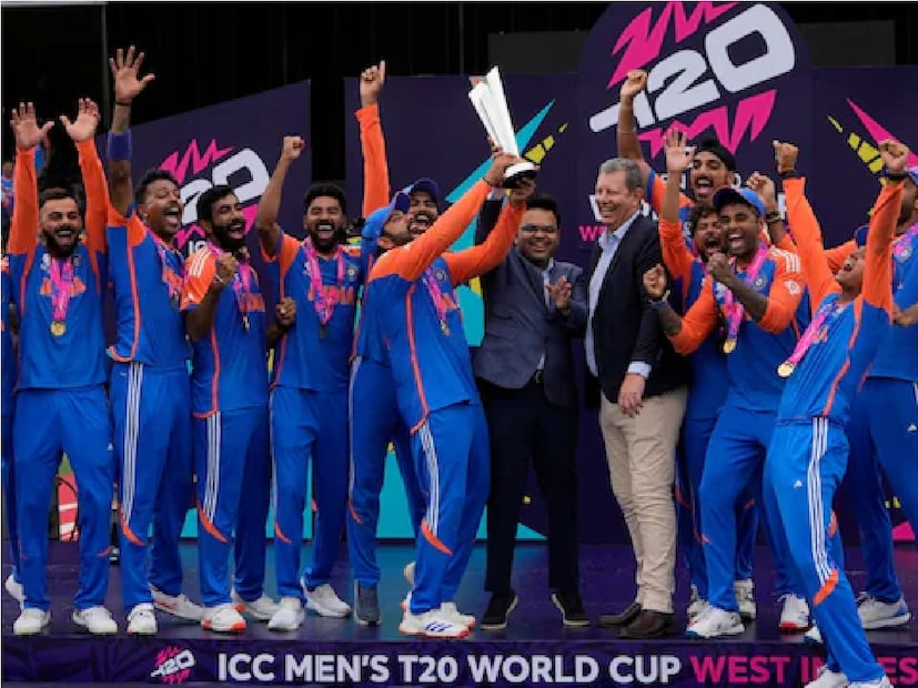 ২৯ জুন শনিবার টি-২০ বিশ্বকাপ ফাইনালে কার্যত হারা ম্যাচ বার করে নিয়ে এসেছিল ভারতীয় দল। টি-২০ বিশ্বকাপে দ্বিতীয়বারের জন্য উড়েছিল ভারতের বিজয় পতাকা। দক্ষিণ আফ্রিকাকে হারিয়ে চ্যাম্পিয়ন হয়েছিল টিম ইন্ডিয়া।  