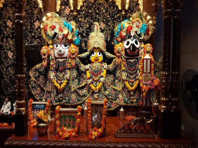 ৩) রথের দিন দান-ধ্যান করলে শুভ ফল পাওয়া যায়। গরীব মানুষ কিংবা শিশুদের হাতে সাধ্যমতো খাবারদাবার তুলে দিন৷