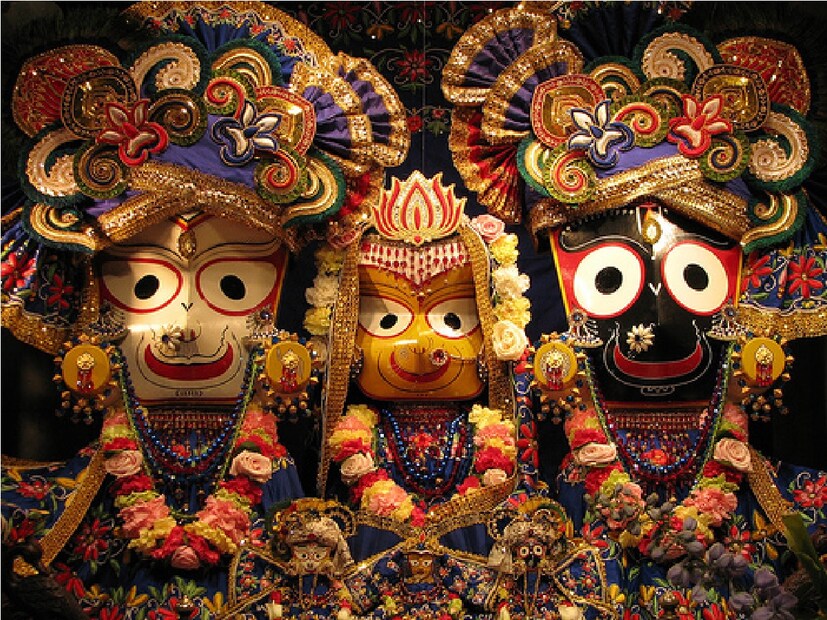 ২) এছাড়া জগন্নাথ, বলরাম ও সুভদ্রার মূর্তিতে তুলসী এবং গোলাপের মালা দিন, এর সঙ্গে একটি গোটা ফল রাখুন।