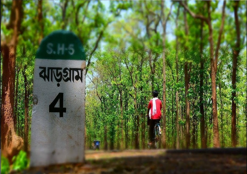 *একদম শহরের কাছে রয়েছে প্রায় ৩৫০ বছরের পুরানো সাবিত্রী মন্দির যা পর্যটন মানচিত্রে এক নতুন দিগন্ত। পাশেই ডুলুং নদীর পাড়েই রয়েছে সুপ্রাচীন কনকদুর্গা মন্দির। মন্দির দর্শন করে নদীর পাড়ে শান্ত নিরিবিলিতে বন্ধুবান্ধব প্রিয়জনদের নিয়ে একটু সময় কাটান।কলকাতা থেকে ট্রেন এবং অন্যান্য যাতায়াত মাধ্যম সুলভ। সংগৃহীত ছবি। 