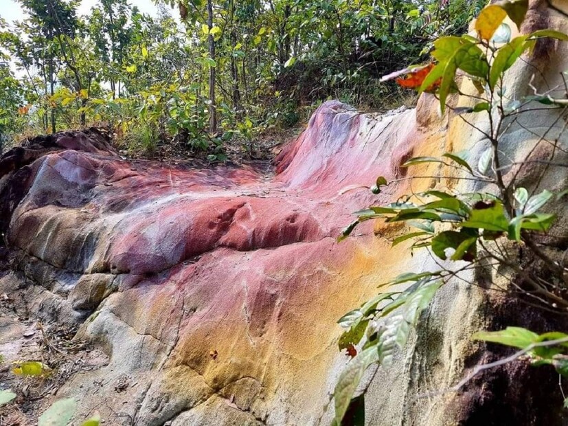 শুধু তাই নয়, গুহার ছাদে কালিও ছিল, যা থেকে বোঝা যায় যে একসময় এখানে মানুষ বাস করত এবং তারা গুহায় খাবারও রান্না করত। এমতাবস্থায় ক্লিফোর্ড সঙ্গে সঙ্গে তাঁর দলকে সেখানে ডাকেন। 
