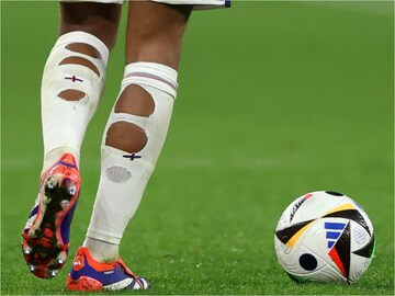 ছেঁড়া মোজা পরে কোন ফুটবলার ইউরো কাপে খেলছেন? কিন্তু কারণ জানলে অবাক হবেন