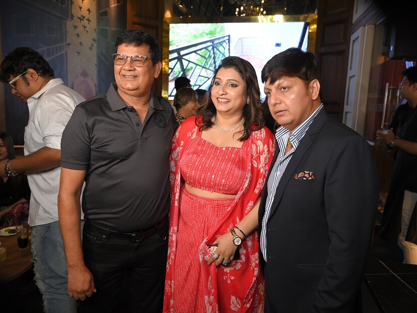 এমনকী, কলকাতার সমস্ত সাপোর্টিং পার্টনার এবং জয়পুরের স্পনসরদেরও ধন্যবাদ জানিয়েছেন। আর প্রি-লঞ্চ পার্টিতে খ্যাতনামা অতিথিরা উপস্থিত থাকার ফলে আপ্লুত বোধ করছেন বলেও জানান তিনি।