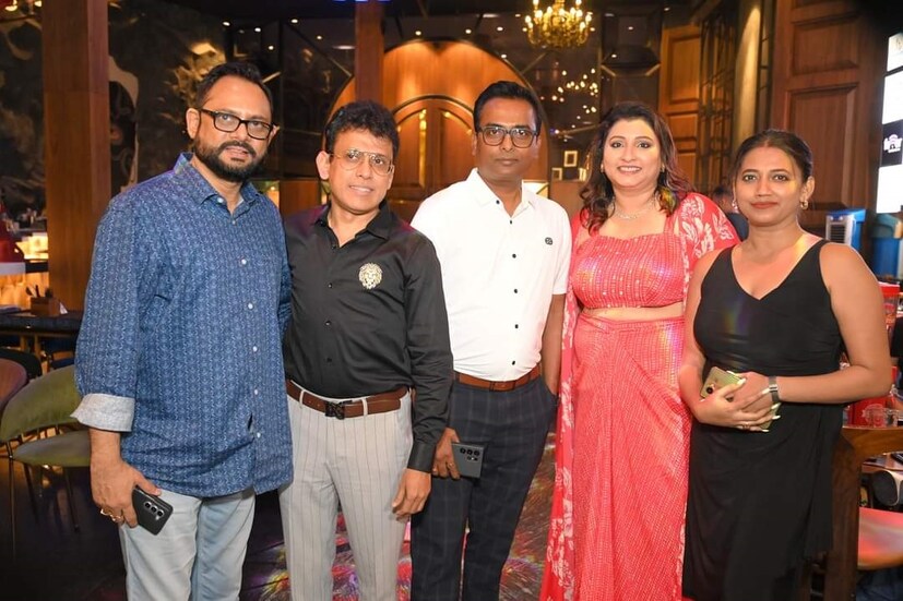 আর কলকাতার উষ্ণতা এবং আতিথেয়তা পেয়ে আপ্লুত তিনি। এমনকী কলাকৃতি অ্যাওয়ার্ডসের সঙ্গে যুক্ত থাকতে পেরেও গর্বিত অজয় শর্মা। আবার বিশ্ব চিকিৎসক দিবসের মতো একটা তাৎপর্যপূর্ণ দিনে প্রি-লঞ্চ অনুষ্ঠান উদযাপিত হওয়ায় নিজের আনন্দ প্রকাশ করেছেন ডা. প্রবীর ভৌমিক। সকলকে শুভেচ্ছা জানান এবং রিঙ্কি অমরকেও অভিনন্দন জানিয়েছেন।