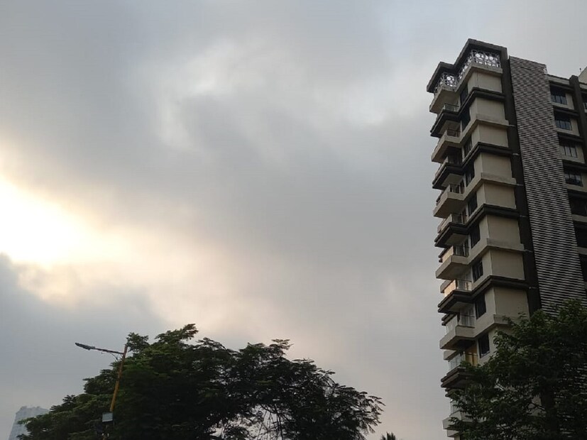 বঙ্গোপসাগরে নিম্নচাপ তৈরির সম্ভাবনা প্রবল। উইকেন্ডে নিম্নচাপের প্রভাবে ভারী বৃষ্টির সতর্কতা দক্ষিণবঙ্গে। একুশে জুলাই রবিবার কলকাতা-সহ দক্ষিণবঙ্গে ‘ওয়াইড স্প্রেইড রেইন’। কলকাতা-সহ দক্ষিণবঙ্গের বেশিরভাগ জেলাতেই বিক্ষিপ্ত ভারী বৃষ্টি হবে। 