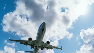 প্রায় পাঁচ ঘণ্টা দেরিতে চলল বিমান প্রায় পাঁচ ঘণ্টা দেরিতে চলল বিমান