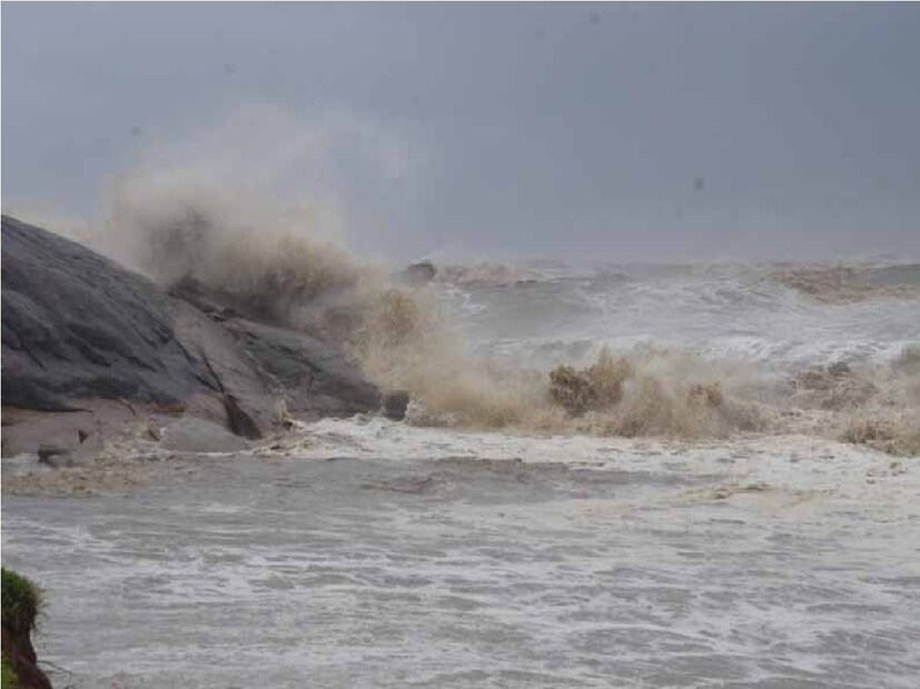 আগামী ২৪ ঘন্টায় দক্ষিণ ২৪ পরগনা, পূর্ব মেদিনীপু্‌ পশ্চিম মেদিনীপুর, ঝাড়গ্রাম, বাঁকুড়া, পুরুলিয়াতে বিক্ষিপ্তভাবে ভারী বৃষ্টির সম্ভাবনা। কলকাতা সহ দক্ষিণবঙ্গের বাকি জেলাতে বিক্ষিপ্তভাবে হালকা থেকে মাঝারি বৃষ্টির পূর্বাভাস।