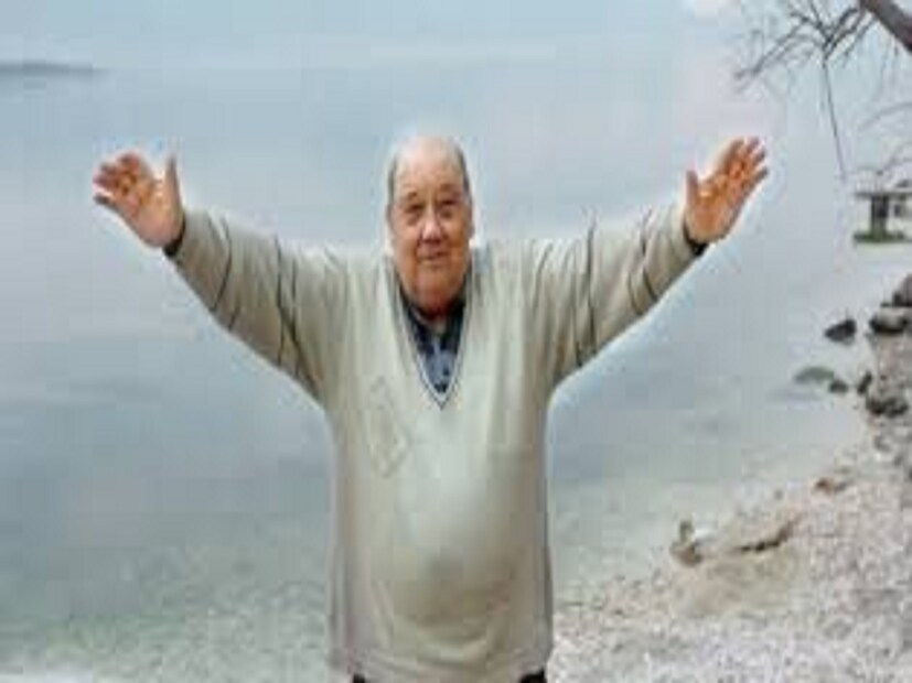 তারই পরিক্রমায় তিনি পৌঁছে গেলেন বিমানবন্দরে। উঠে পড়লেন বিমানে। আর দুর্ঘটনায় পড়া বিমান থেকে সোজা খড়ের গাদার উপর ভূপতিত হয়ে রক্ষা পেল তার প্রাণ। শুধু তা-ই নয়, লাইনচ্যুত ট্রেন থেকে নদীতে গিয়ে পড়া, দু-তিনবার বাস দুর্ঘটনা থেকে রক্ষা পাওয়া, একবার গিরিখাতের মুখ থেকে জ্যান্ত ফিরে আসা, ভস্মীভূত গাড়ি থেকে বেরিয়ে আসা আর তারপর ১ লক্ষ মার্কিন ডলারের লটারিতে জয়ী হওয়া- ভাগ্যদেবী যার উপর এতটা সুপ্রসন্ন, তার কথা তো জানতেই হয়।