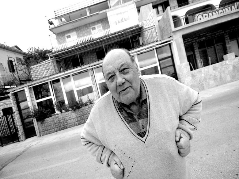 ৭ বার মৃত্যুর মুখ থেকে ফিরে এসে আর ৪ বার ব্যর্থ বিবাহের আঘাত সহ্য করে এখনও তিনি দিব্যি ঘুরে বেড়াচ্ছেন। বেড়ালের নয়টি জান নিয়ে যে প্রবাদবাক্যটি প্রচলিত আছে, ফ্রেন সিলাকের বেলায়ও তা প্রযোজ্য বলেই মনে হচ্ছে।