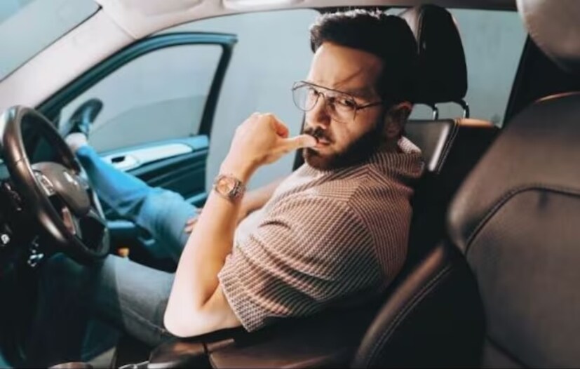প্রসঙ্গত শত্রুঘ্ন সিনহার পুত্র লবও বাবা এবং বোনের মতো ফিল্ম ইন্ডাস্ট্রিতে নিজের ভাগ্য পরীক্ষার লড়াইয়ে অবতীর্ণ হয়েছিলেন। কিন্তু নিজের পায়ের তলার জমি পাকা করতে এখনও তাঁকে যথেষ্ট লড়াই করতে হচ্ছে। এখনও পর্যন্ত সাকুল্যে মাত্র ২টি ছবি করেছেন তিনি। লবের প্রথম ছবি ছিল ‘সাদিয়াঁ’। ২০১০ সালে মুক্তি পেয়েছিল ছবিটি। মুখ্য ভূমিকায় অভিনয় করেছিলেন লব। অথচ ভক্তদের মনে এমনকী বক্স অফিসেও তেমন প্রভাব ফেলতে পারেনি শত্রুঘ্ন-পুত্রের অভিনয়।