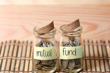 Mutual Fund-এ বিনিয়োগ বেড়েছে ৫ গুণ, ব্যাঙ্কে আর টাকা রাখছে না কেউ, জেনে নিন কারণ