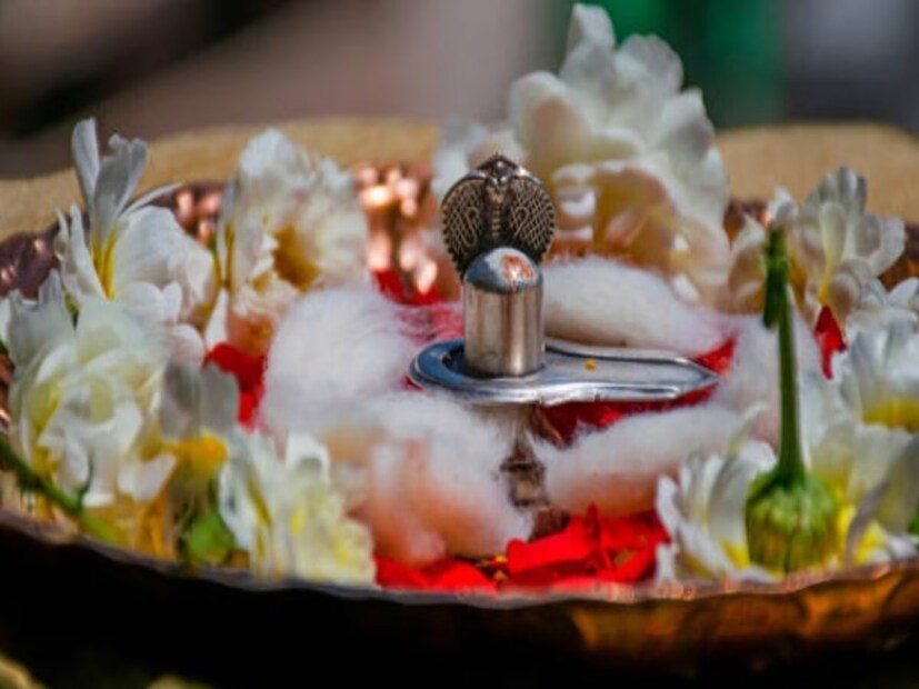 শ্রাবণ মাসের জন্য অধীর আগ্রহে অপেক্ষা করে থাকেন শিবভক্তরা। এ বছর শ্রাবণ মাস শুরু হচ্ছে ২২ জুলাই থেকে। চলবে ১৯ অগাস্ট পর্যন্ত। সবচেয়ে বড় ব্যাপার হল, এবার শ্রাবণ মাসে ৬টি বিশেষ যোগ তৈরি হচ্ছে। যা অত্যন্ত বিরল।
