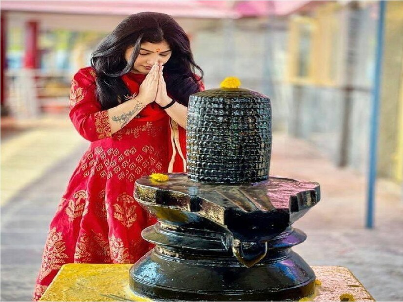 পণ্ডিত মহেশ দাইমা লোকাল 18-কে বলেন, তিথি সমন্বয়ের কারণে এ বছর শ্রাবণ মাস ২৯ দিনের। কাকতালীয় ঘটনাটি হল, শ্রাবণ শুরু হচ্ছে সোমবার থেকে। শ্রাবণের শেষ দিনও সোমবার। শুধু তাই নয়, শ্রাবণে এবার ৫টি সোমবার পড়েছে। উল্লেখ্য, সোমবার মহাদেবের বার হিসেবে ধরা হয়।