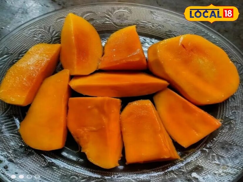 আমের বীজ এশিয়া থেকেই গোটা বিশ্বে ছড়িয়েছে। ৩০০-৪০০ খ্রিষ্টাব্দ নাগাদ এশিয়া থেকে গিয়েছিল মধ্য প্রাচ্যে। তার পর পূর্ব আফ্রিকা হয়ে দক্ষিণ আমেরিকায় পৌঁছে যায় আমের বীজ। এর পরই গোটা বিশ্ব স্বাদ নিতে পারে ফলের রাজার। 