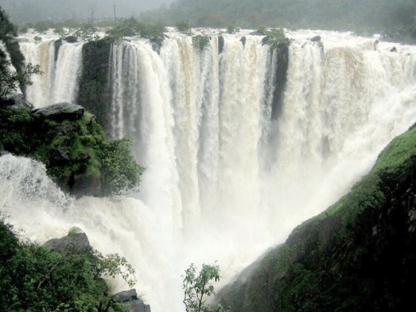 হাতে আর কটা দিন যোগ করলে বৃষ্টি দেখার আদর্শ জায়গা হল চোখ ধাঁধানো মেঘের দেশ মেঘালয় রাজ্য। ছোট্ট গ্রাম এই মৌসিনরাম। ঝর্ণার সশব্দ হাজিরা আর নৈসর্গিক সবুজে ঘেরা এই জায়গায় বর্ষাকালের অপরূপ দৃশ্য উপভোগ করার জন্য একেবারে ফাটাফাটি।