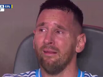 Lionel Messi was inconsolable in the dug-out. (Screengrab)