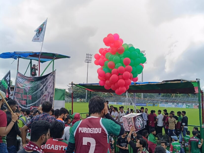 সোমবার সকাল থেকেই ক্লাবে ফ্যানেদের ভিড়। এই দিনে কোচ হিসাবে কলকাতায় তাঁর দ্বিতীয় ইনিংস শুরু করছেন স্প্যানিশ হোসে মলিনা। বিশেষ দিনেই দল নিয়ে অনুশীলন করেন বাগান কোচ।