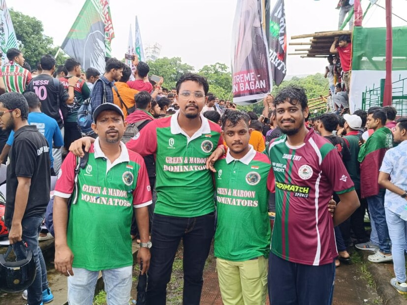 মোহনবাগান দিবস উপলক্ষ্যে সকাল থেকে ময়দানের সবুজ-মেরুণ তাবুতে শুরু হয়ে গিয়েছে নানা অনুষ্ঠান। পতাকা উত্তোলন, অমরজ্যোতি প্রজ্জ্বলন থেকে বিকেলে রয়েছে বর্ণাঢ্য অনুষ্ঠান।