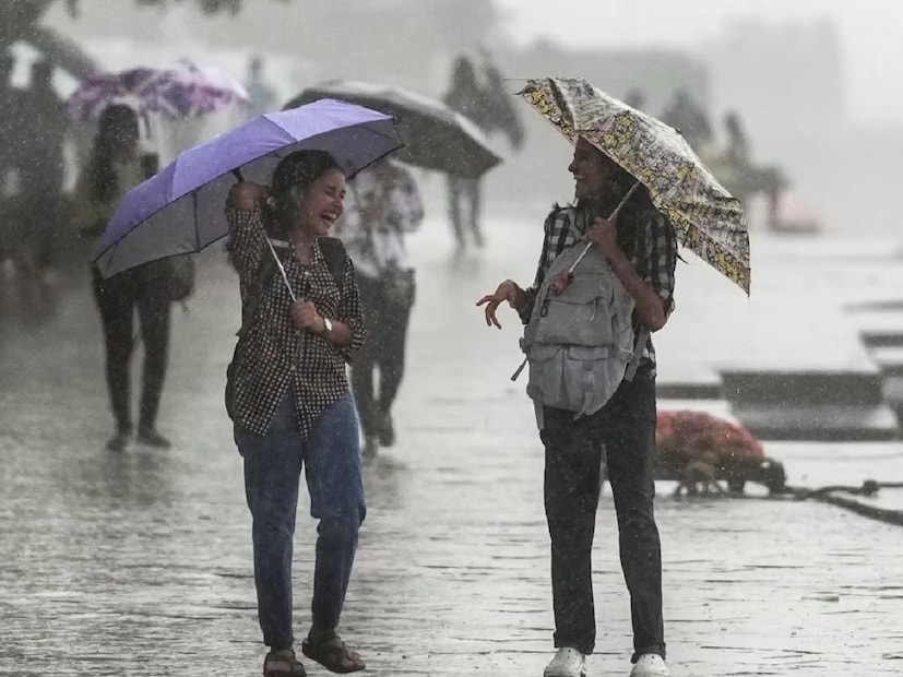 কয়েক জেলায় ভারী বৃষ্টির সতর্কতা। উত্তরবঙ্গে অতিভারী বৃষ্টি চলবে উপরের দিকের পাঁচ জেলায়। দার্জিলিং, কালিম্পং, আলিপুরদুয়ার, কোচবিহার এবং জলপাইগুড়িতে ভারী থেকে অতিভারী বৃষ্টি চলবে। মালদহ ও দুই দিনাজপুরেও ভারী বৃষ্টির সম্ভাবনা রয়েছে। 
