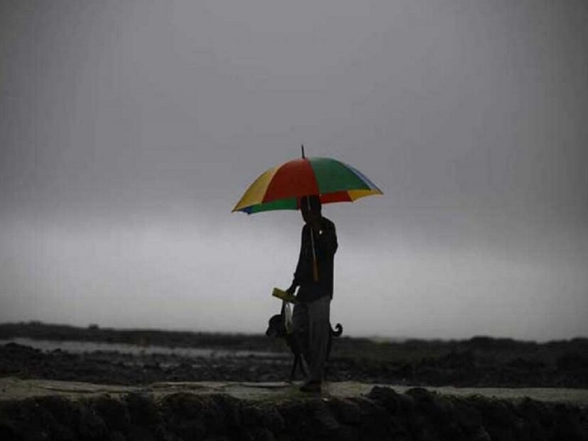 এদিকে কলকাতায় দিন ও রাতের তাপমাত্রা স্বাভাবিকের থেকে কমে গিয়েছে। দিনভর মেঘলা আকাশ থাকবে বুধবার। মেঘাচ্ছন্ন আবহাওয়া। বজ্রবিদ্যুৎ-সহ কয়েক পশলা হালকা থেকে মাঝারি বৃষ্টির সম্ভাবনা। ভারী বৃষ্টির সম্ভাবনা নেই। বাতাসে জলীয় বাষ্পের পরিমাণ বেশি। 