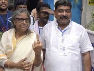 কল্যাণ চৌবের মা-কে ভোট দিতে সাহায্য তৃণমূলের নির্বাচনী এজেন্টের