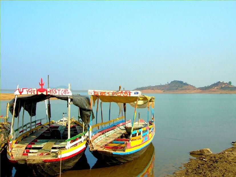 *খাতড়া মহকুমা প্রশাসন সূত্রে জানা গিয়েছে, রাজ্য সরকারের অর্থ বরাদ্দে, মুকুটমণিপুর উন্নয়ন পর্ষদের উদ্যোগে ৩০৪ টি বৈদ্যুতিক পথবাতি বসানো হয়েছে। ব্যয় বরাদ্দ প্রায় এক কোটি চল্লিশ লক্ষ টাকা। স্বাভাবিক ভাবেই মুকুটমণিপুর যেন পুজোর আগে আরও সেজে উঠল নতুনভাবে। সৌন্দর্য বৃদ্ধি হল এলাকার। সংগৃহীত ছবি।