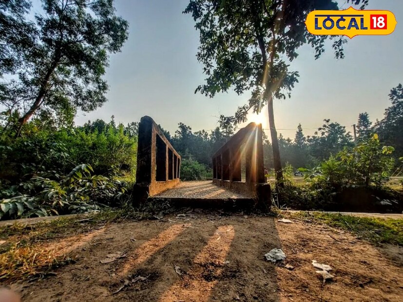 *বাঁকুড়ার রানি মুকুটমণিপুরে এসেছেন, নৌকো বিহার করেছেন। কংসাবতী ড্যামের নীল জলে সেলফি তুলেছেন, কিন্তু রাত হতে না হতেই যেন মুকুটমণিপুর অন্ধকারে ঢেকে যায়। তবে এবার সেই অন্ধকার ঘুচবে কিছুটা। প্রতিবেদনঃ নীলাঞ্জন ব্যানার্জী। সংগৃহীত ছবি। 