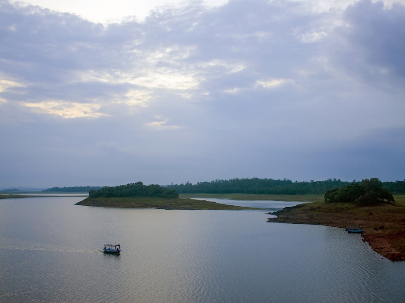 *মুকুটমণিপুরের খুব কাছেই রয়েছে অম্বিকানগর রাজবাড়ি এবং মা অম্বিকার মন্দির। সব মিলিয়ে বাঁকুড়ার একটি অত্যন্ত গুরুত্বপূর্ণ পর্যটনকেন্দ্র মুকুটমণিপুর। এই সবকিছু সঙ্গে এবার যুক্ত হল মুকুটমণিপুর যাওয়ার রাস্তায় আলো। যা হয়ত শুনে খুব একটা বেশি মনে না হলেও তার প্রভাব পর্যটনের উপর পড়বে বলে মনে করছেন স্থানীয় হোটেলের মালিকেরা। সংগৃহীত ছবি। 