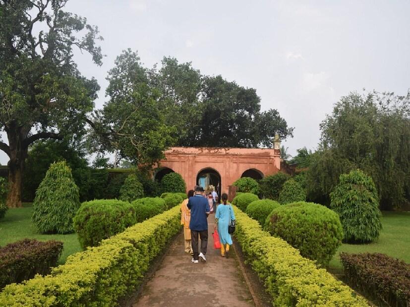 *হাজারদুয়ারি ছাড়াও, মতিঝিল, জগৎ শেঠের বাড়ি, একাধিক ঐতিহাসিক স্থান ঘোরার জন্য যেমন রয়েছে ঐতিহাসিক ঘোড়ার গাড়ি, তেমনি রয়েছে ছোট ব্যাটারি চালিত টুকটুক গাড়ি। যাতে নির্দিষ্ট ভাড়া ইতিমধ্যেই করে দেওয়া হয়েছে মুর্শিদাবাদ জেলা প্রশাসন এবং পুলিশ প্রশাসনের পক্ষ থেকে মুর্শিদাবাদের হাজারদুয়ারি-সহ একাধিক জায়গা। সংগৃহীত ছবি।