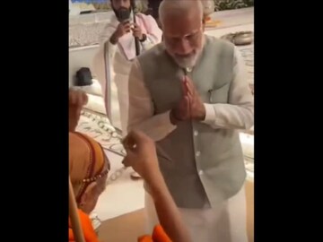 অনন্ত-রাধিকার বিয়েতে জ‍্যোর্তিমঠ এবং দ্বারকা পীঠের শঙ্করাচার্যদের আশীর্বাদ নিলেন প্রধানমন্ত্রী