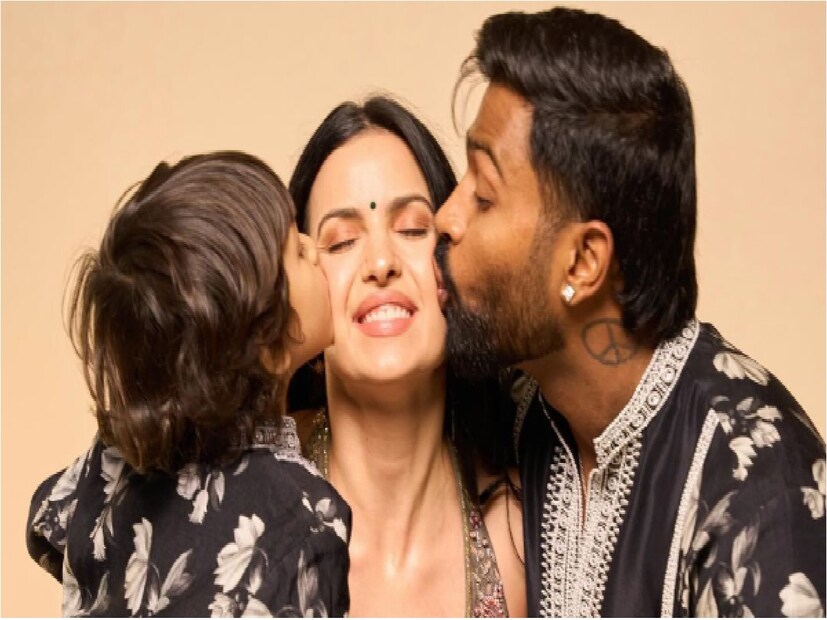 আশ্চর্যজনকভাবে, নাতাশা ইনস্টাগ্রামে একটি পোস্ট &quot;লাইক&quot; করেছেন যা ক্রুনাল পান্ড্য তাঁর ভাই হার্দিকের জন্য করেছিলেন। তবে, নাতাশা হার্দিক বা টি-টোয়েন্টি বিশ্বকাপে ভারতের দুর্দান্ত জয় সম্পর্কে কিছু পোস্ট করেননি। তিনি হার্দিকের উদযাপনের পোস্টে অনুপস্থিত ছিলেন যেখানে তাঁদের ছেলে অগস্ত্য রয়েছে৷