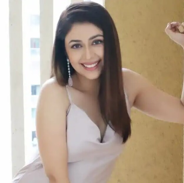 সলোনি ত্যাগীর চরিত্রে যিনি অভিনয় করেছেন, তাঁর আসল নাম নেহা সরগম। সোশ্যাল মিডিয়ায় যথেষ্ট জনপ্রিয় তিনি। তবে প্রথমে অবশ্য অভিনয়ে আসতে চাননি নেহা। সঙ্গীতশিল্পী হতে চেয়েছিলেন তিনি। নেহা আদতে বিহারের পটনার বাসিন্দা। মা এবং বোনের সঙ্গে মুম্বইয়ে গিয়ে বাস করতে শুরু করেন অভিনেত্রী। বরাবরই তাঁর দু’চোখে ছিল গায়িকা হওয়ার স্বপ্ন। 