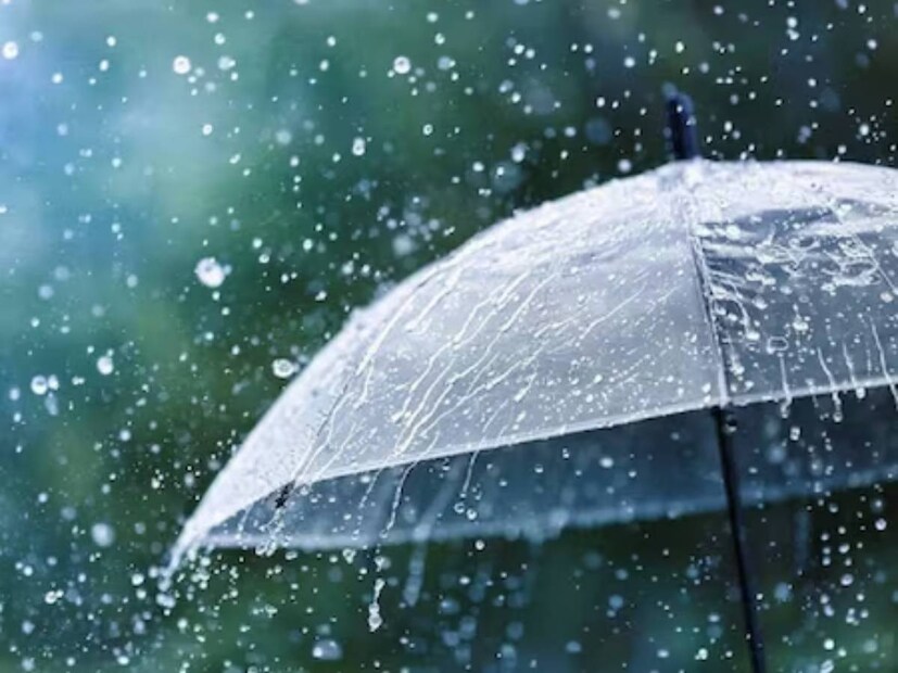 শ্রাবণ মাস পড়তে না পড়তেই বাংলা জুড়ে বর্ষণের পরিস্থিতি তৈরি হল৷ আবহাওয়া দফতরের পূর্বাভাস, এই সপ্তাহান্তে ভারী বৃষ্টি হতে পারে কলকাতা-সহ দক্ষিণবঙ্গের বিস্তীর্ণ অংশে৷