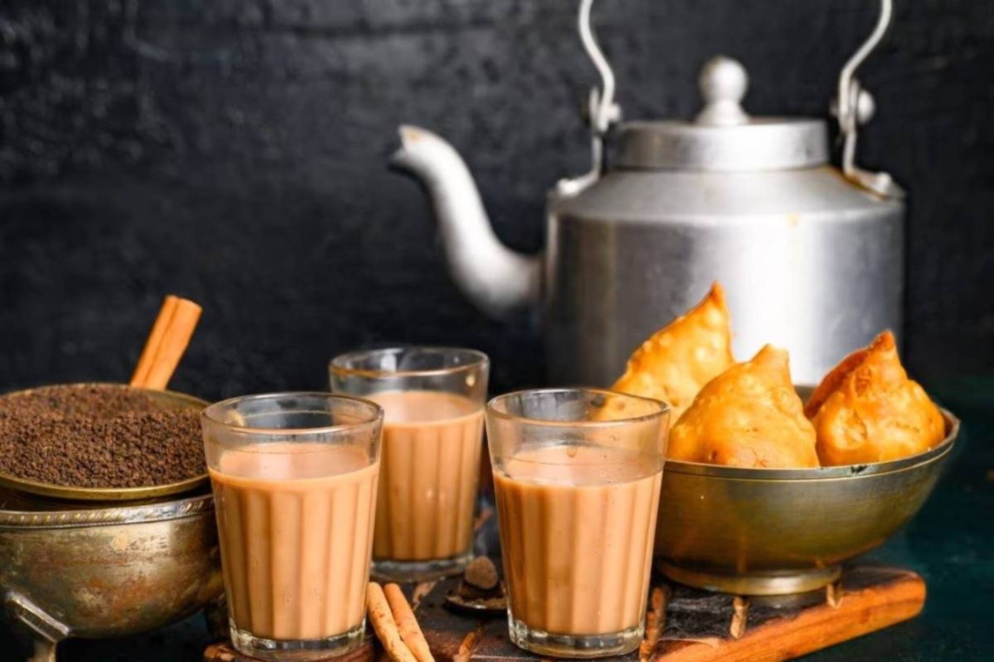 চা-বিস্কুট খান? শিঙাড়া,পকোড়া,অমলেটও? চায়ের সঙ্গে কী কী খেলে ঝাঁঝরা শরীর, জানুন