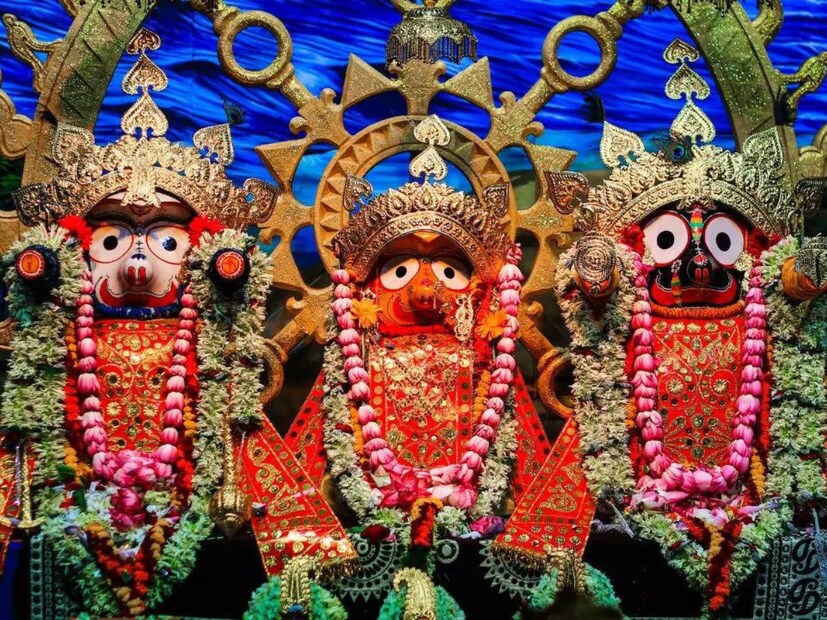 আষাঢ় মাসের অন্যতম বড় উ‍ৎসব রথযাত্রা৷ এই মাসের শুক্লাপক্ষের দ্বিতীয়া তিথিতে পালিত হয় এই পার্বণ৷
