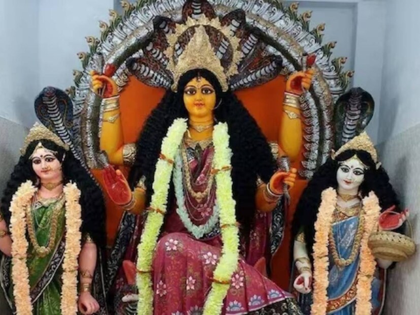 দীর্ঘ দিন ধরে বর্ষাকালে বাংলার ঘরে ঘরে পূজিতা হন মা মনসা। প্রচলিত বিশ্বাস, সর্পদেবীর পুজো করলে তিনি রক্ষা করেন সর্প দংশন থেকে।
