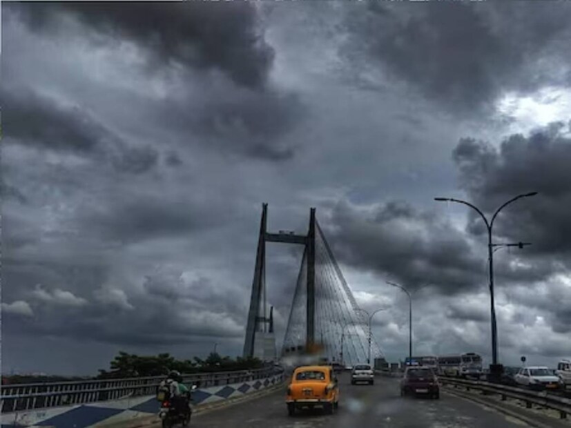 আষাঢ়ের শেষ লগ্নেও দক্ষিণবঙ্গে বর্ষার দেখা নেই সেভাবে৷ গ্রীষ্মের দহনজ্বালার পর আশা জাগিয়েও বৃষ্টির দাক্ষিণ্য জুটল না দক্ষিণবঙ্গবাসীর কপালে৷ তবে অবশেষে সাময়িক স্বস্তির বাণীর শোনা গেল৷