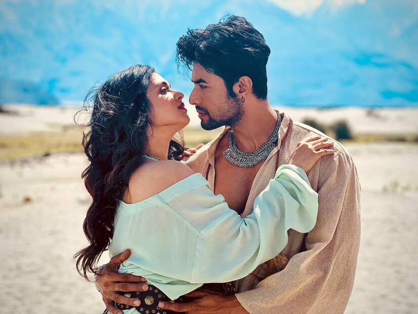 ধারাবাহিকে অনুজের চরিত্রে অভিনয় করতেন রণজয়। আর গুড্ডি হিসেবে দেখা গিয়েছিল শ্যামৌপ্তিকে। ধারাবাহিক শেষ হয়ে যাওয়ার পরও দু’জনের জনপ্রিয়তায় কোনও ভাটা পড়েনি।