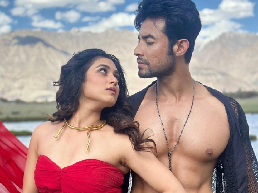 দু’জনের মধ্যে কী সম্পর্ক রয়েছে, তা নিয়ে অনেক জলঘোলা হয়েছে একসময়ে। দুই তারকার অফস্ক্রিন নৈকট্যের কথাও শোনা যায়। তবে রণজয় বা শ্যামৌপ্তি দু’জনেই এ বিষয় নিয়ে মাথা ঘামাতে নারাজ।