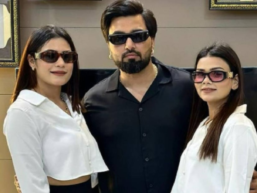প্রসঙ্গত বিগ বস হাউজ থেকে কন্টেন্ট ক্রিয়েটর পায়েল বেরিয়ে যাওয়ায় বেশ তাজ্জব তাঁর ভক্তরাও। এই এলিমিনেশনের পরে নিজের প্রথম ভিডিও পোস্ট করেছেন তিনি। আর এর জন্য তিনি নিজের হাউজমেটদেরই দায়ী করেছেন।