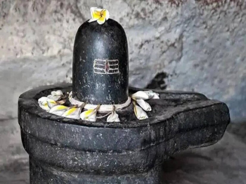 শিবলিঙ্গকে একা রাখা থেকে বিরত থাকুন৷ বাড়িতে শিবলিঙ্গ স্থাপন করার সময় মনে রাখবেন, শিবলিঙ্গকে কখনও একা রাখবেন না। এর পাশাপাশি মা পার্বতী ও গণেশের মূর্তিও রাখুন। এ ছাড়া, ভুল করেও শিবলিঙ্গে তুলসী পাতা অর্পণ করা উচিত নয়, শিবলিঙ্গে সর্বদা শুধু বেলপত্র নিবেদন করা উচিত। বেলপত্রকে খুবই শুভ বলে মনে করা হয়।